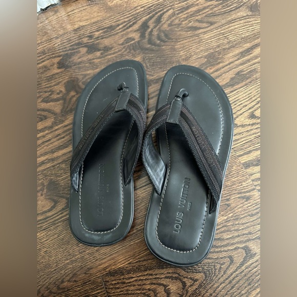 Louis Vuitton men’s leather flip flops - Picture 2 of 10
